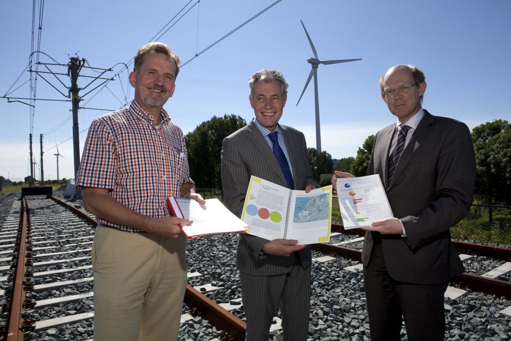 Overhandiging reizigersonderzoek station Bleizo door Rover Zoetermeer op 25 juni 2013