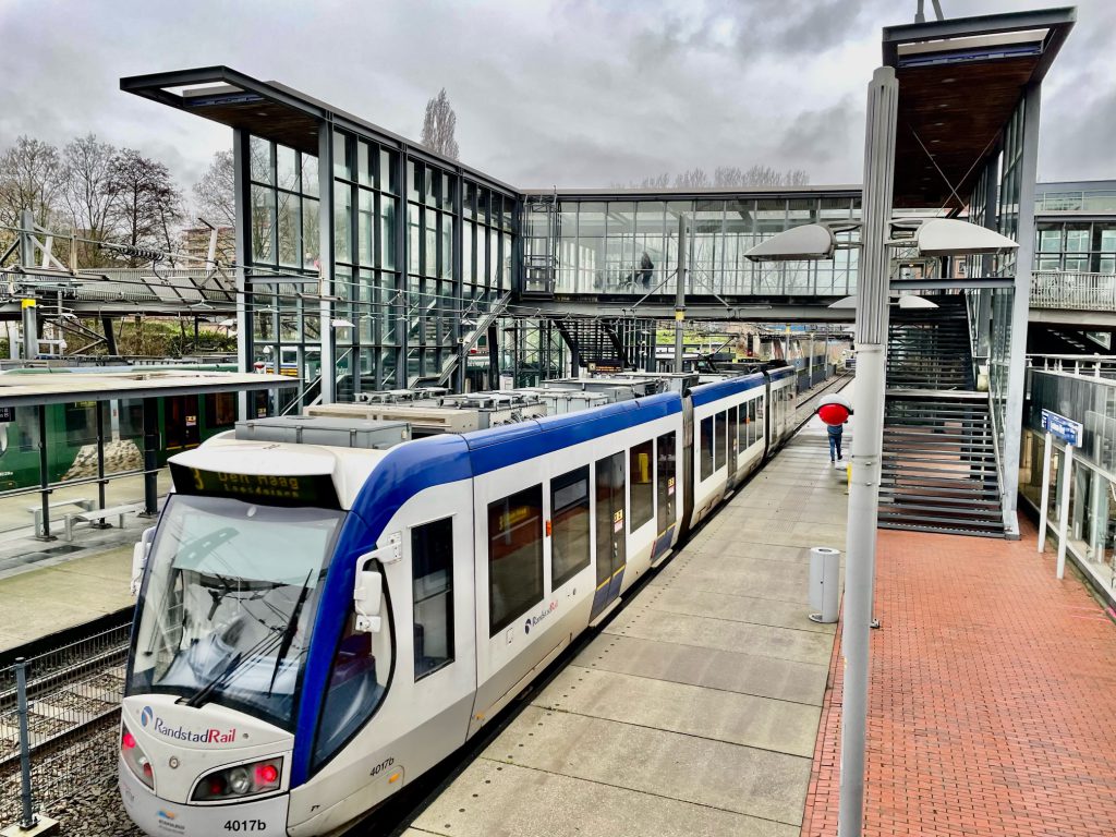 Randstad Rail. Nog steeds een succes. Uitbreiden naar Rotterdam is nodig voor de bereikbaarheid.